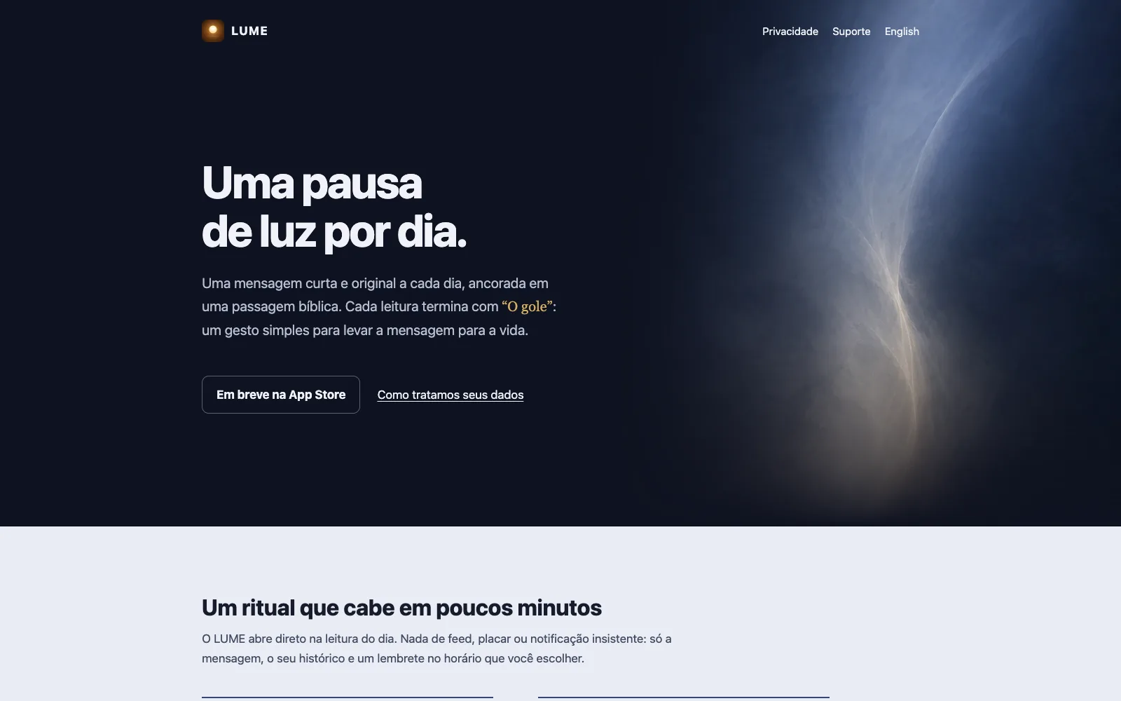 Página inicial do LUME: “Uma pausa de luz por dia.” em fundo escuro com feixe de luz e aviso de “Em breve na App Store”.